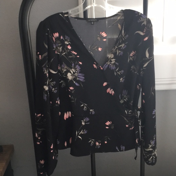 Dynamite wrap blouse - Picture 3 of 4